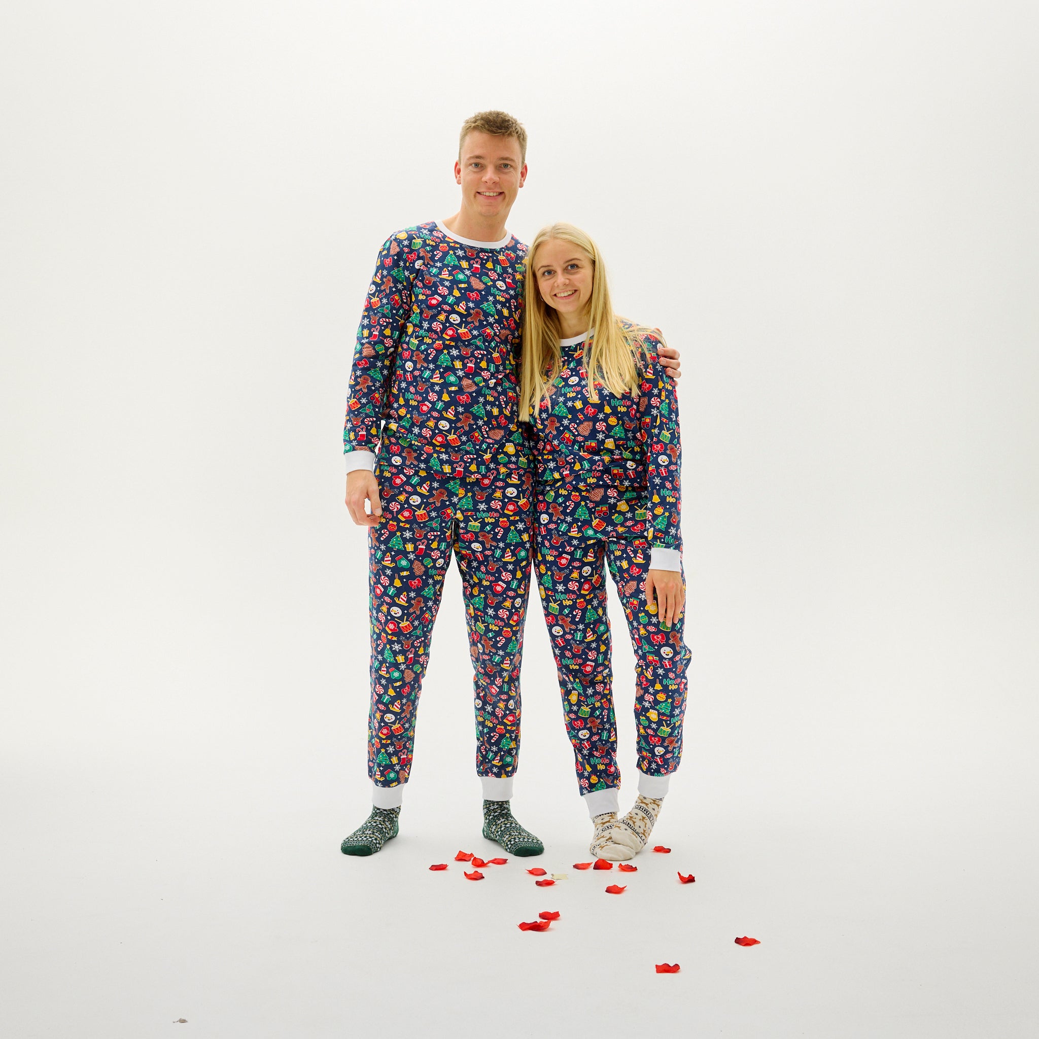 Dunkelblauer Weihnachtspyjama Herren und Damen mit buntem Weihnachtsmuster und klassischen Passformen.